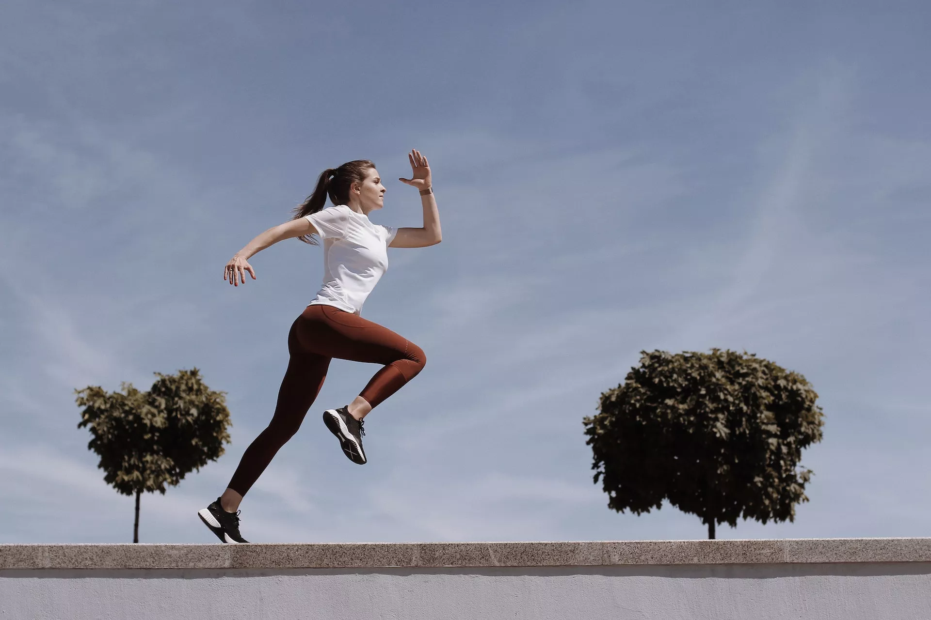 femme forme musculation saut course running