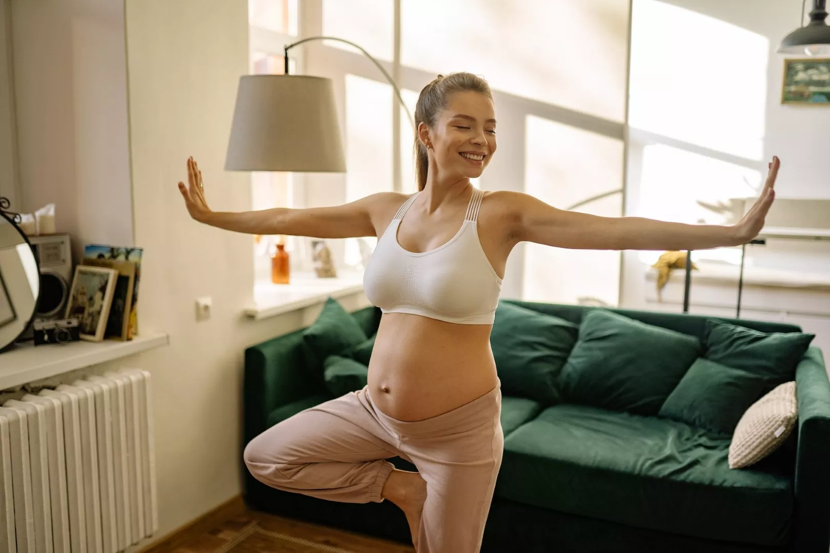 femme enceinte yoga salon maison