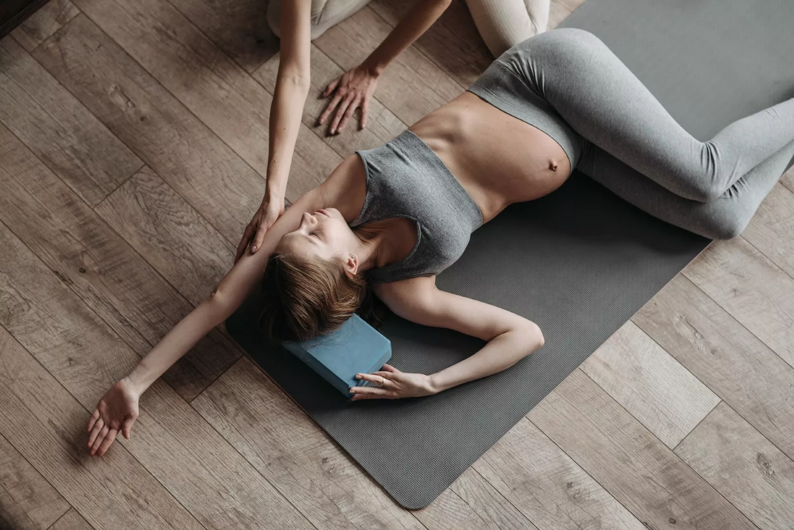 femme enceinte yoga sol exercice physique